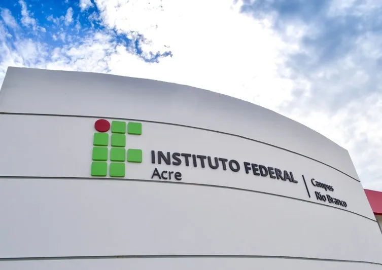 Ifac abre seleção para professores substitutos com salários de até R$ 8 mil no Acre
