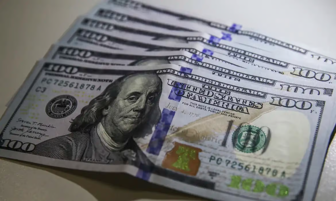 Dólar abaixo de R$ 5 é possível, mas cenário segue incerto