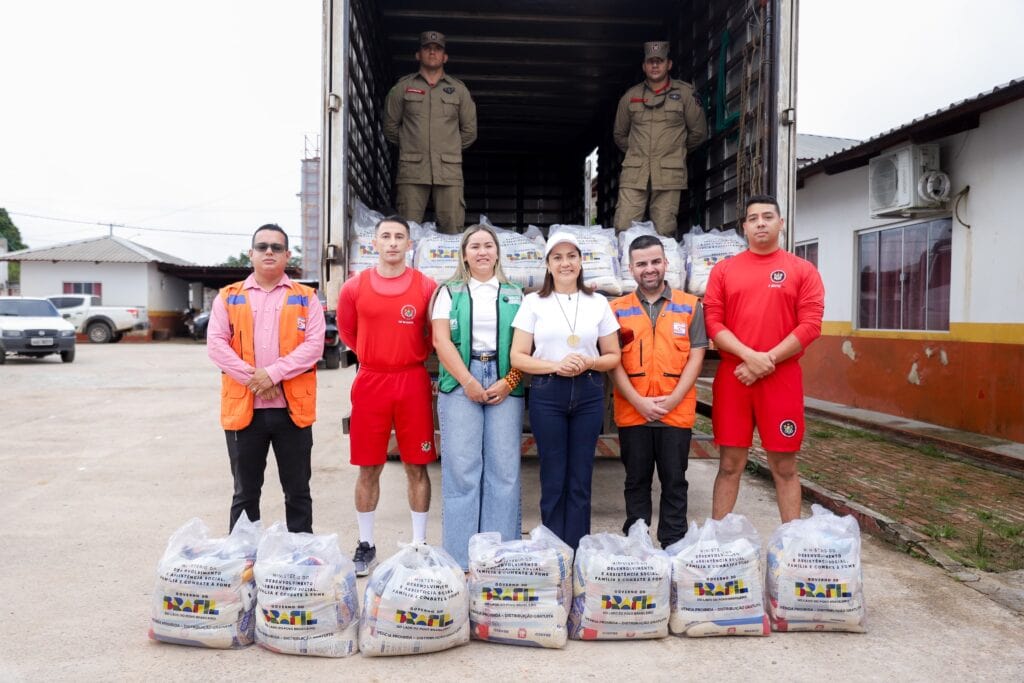 Governadora entrega cestas básicas e anuncia obras durante agenda em Tarauacá