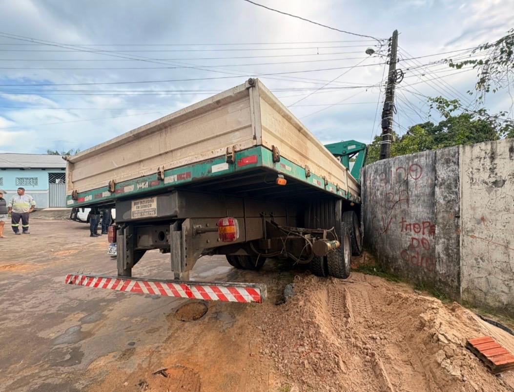 Motorista foge após atropelar pedestre com caminhão em Cruzeiro do Sul