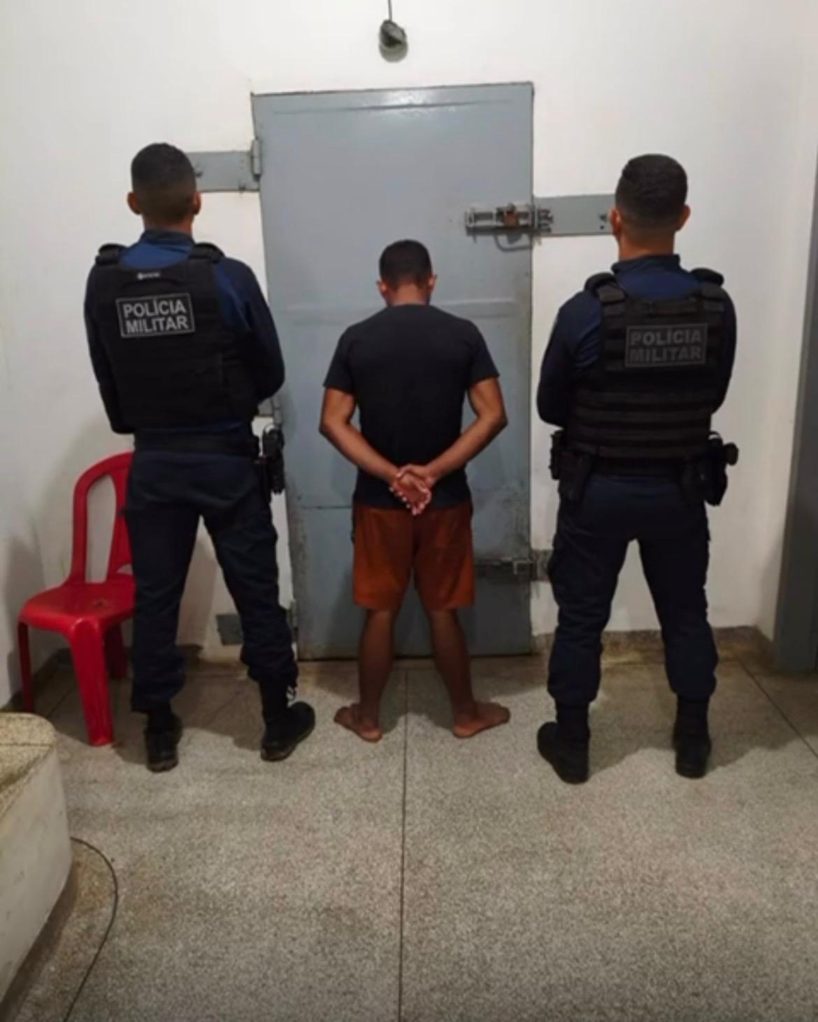 Suspeito de roubos é preso com simulacro de arma e droga em Cruzeiro do Sul