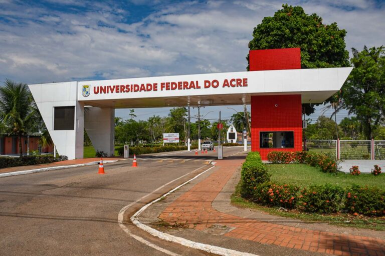 Ufac abre seleção para bolsistas com auxílio de R$ 1 mil; veja detalhes