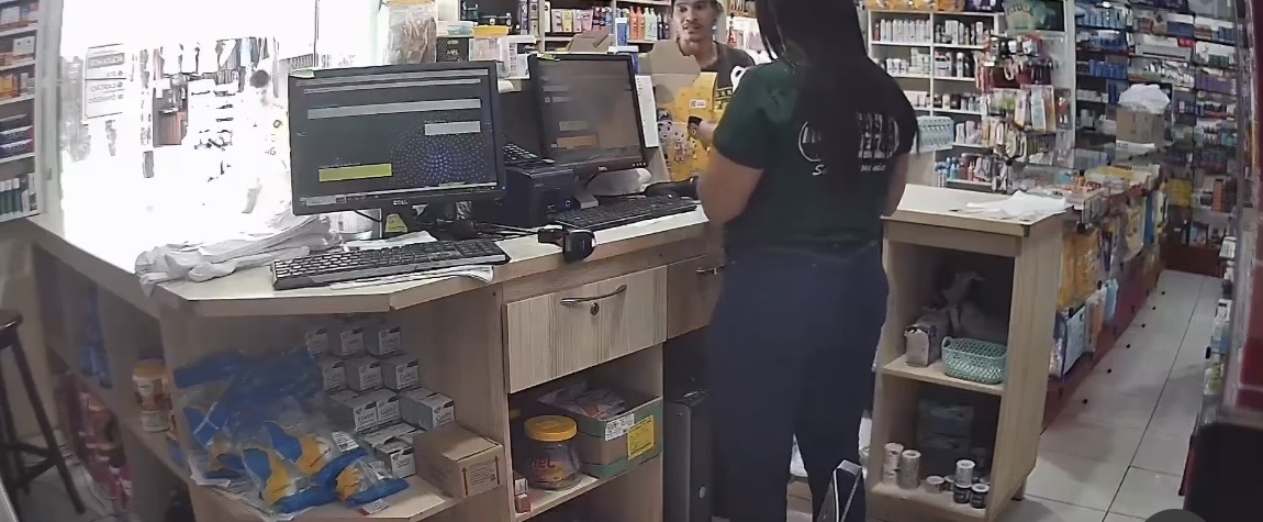 Assalto a drogaria é registrado por câmeras próximo ao mercado de Tarauacá